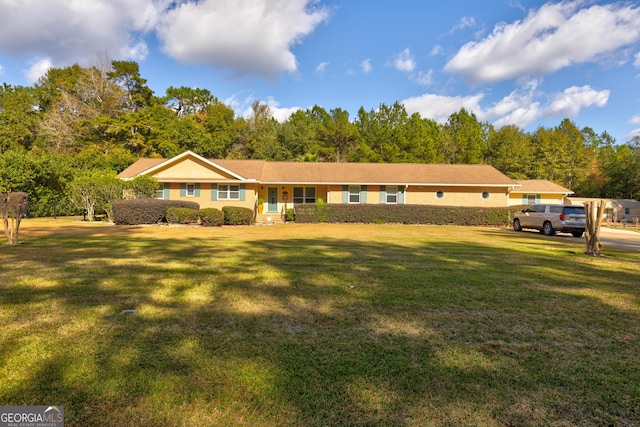 ranch-style house featuring a front yard