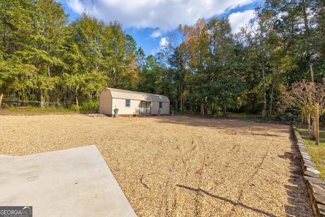 view of yard with an outdoor structure