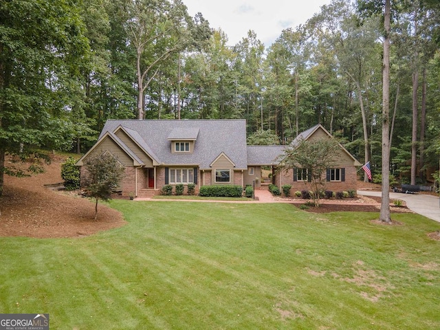 view of front of home with a front lawn