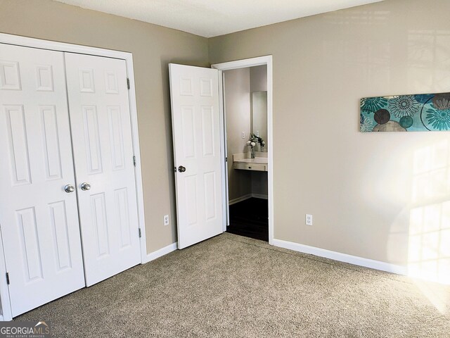 unfurnished bedroom featuring carpet flooring and a closet