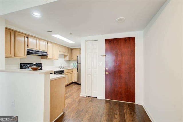 kitchen featuring dark wood-type flooring, sink, stainless steel fridge, light brown cabinetry, and range