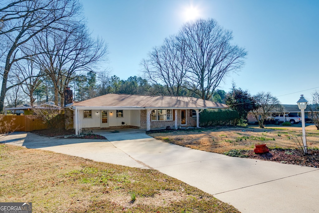 ranch-style home with a porch