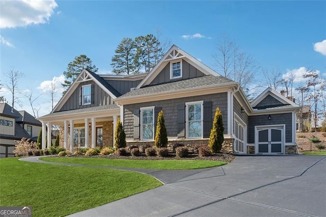 craftsman inspired home with a front lawn