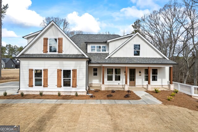 view of front of property featuring covered porch