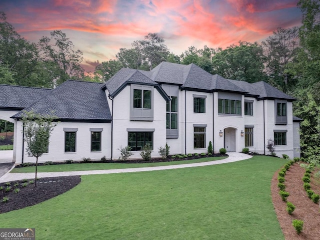 view of front of property featuring a lawn