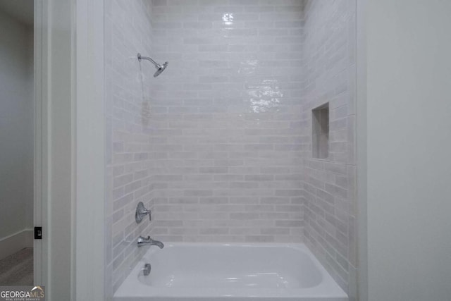 bathroom with tiled shower / bath