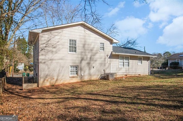 back of house featuring a lawn