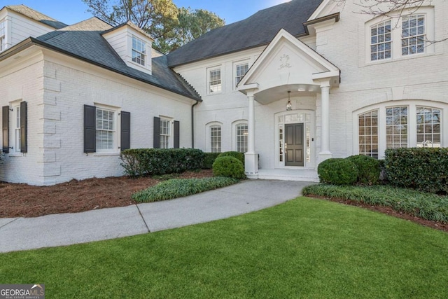 view of front facade featuring a front yard