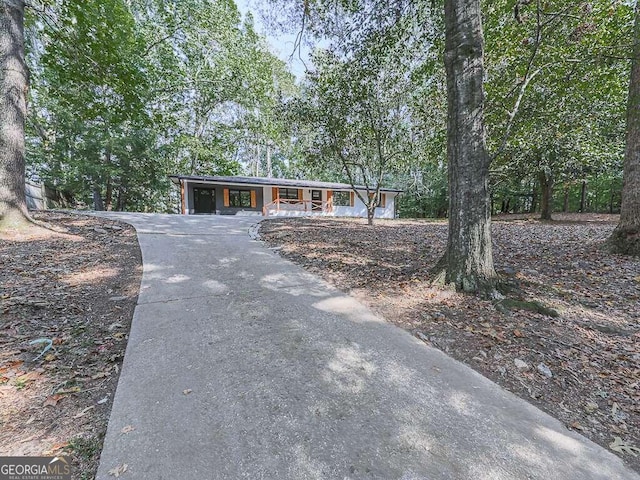 single story home with a carport