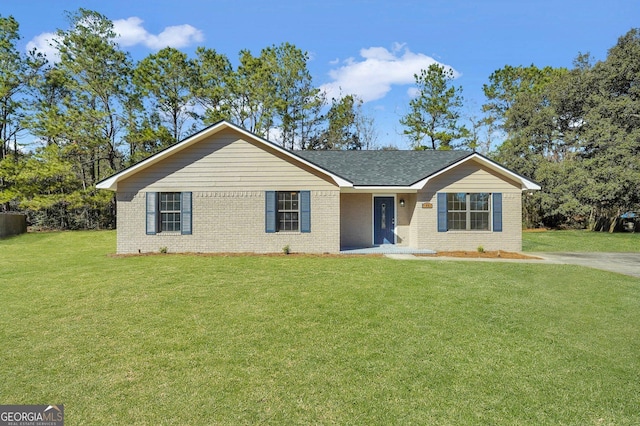 ranch-style home featuring a front lawn