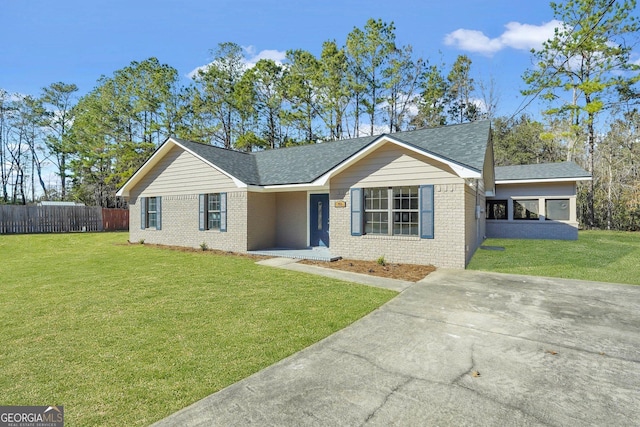 single story home with a front lawn