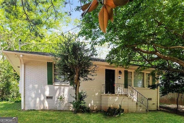 view of front facade featuring a front lawn