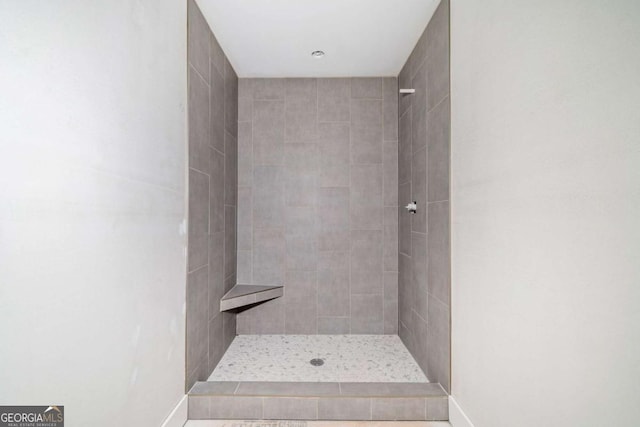 bathroom featuring a tile shower