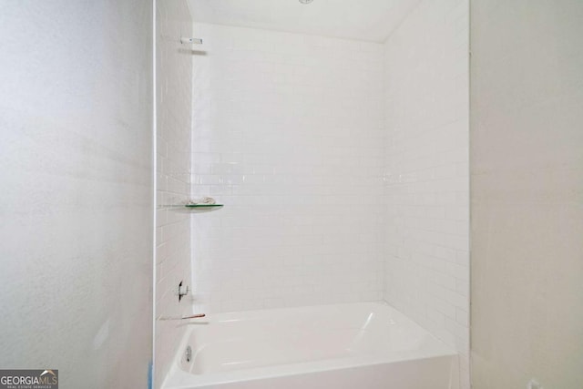 bathroom featuring tiled shower / bath