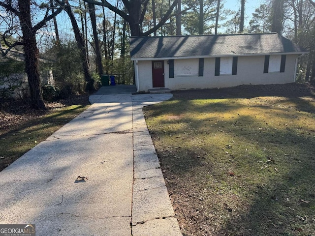 ranch-style house with a front yard