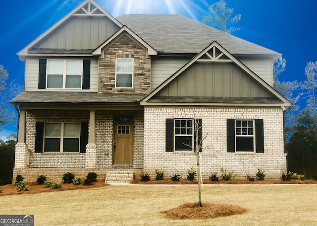 craftsman inspired home featuring a front yard