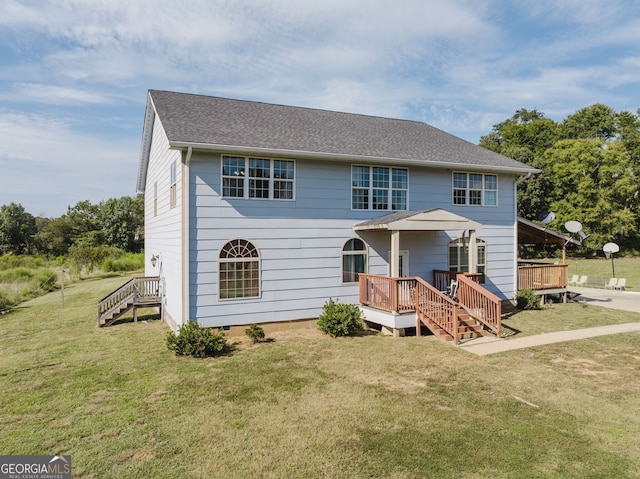 view of front of property featuring a deck and a front yard