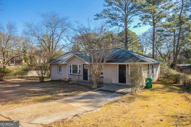 view of front facade with a front yard