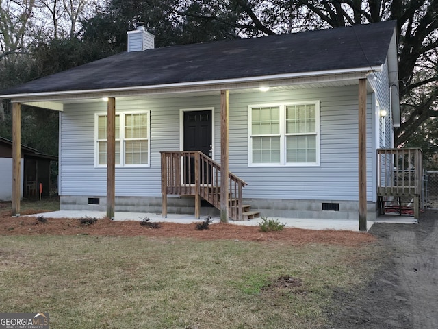 view of front of home featuring a front lawn