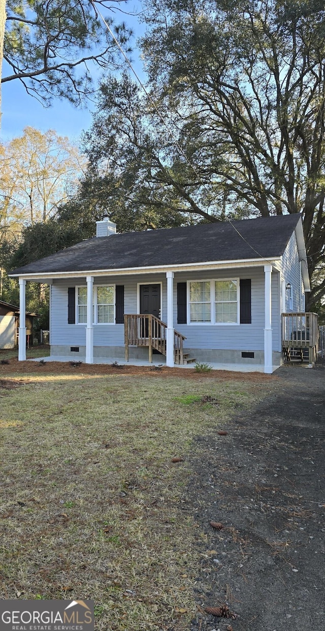 single story home featuring a front lawn