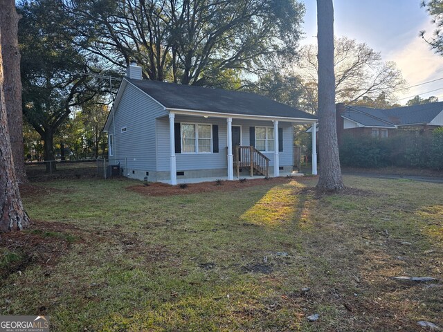 view of front of house featuring a front lawn