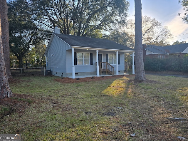 view of front of property featuring a front yard