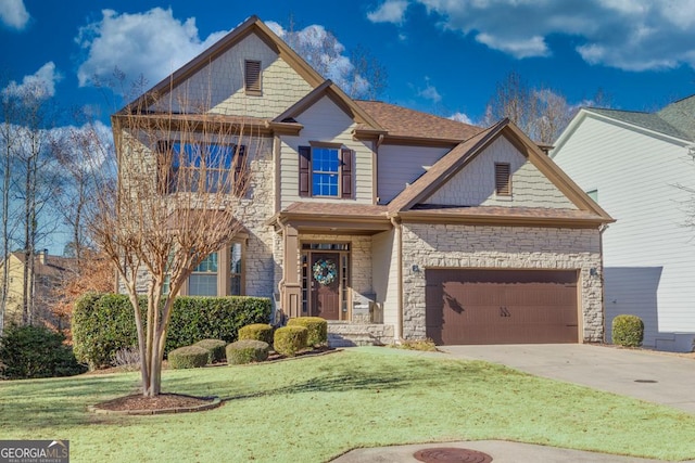 craftsman inspired home featuring a front lawn