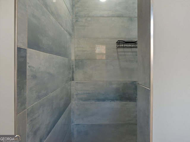 bathroom with a tile shower