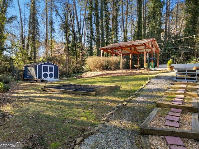 view of yard with a shed