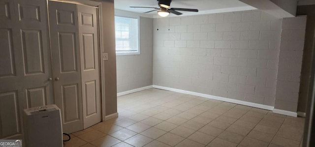 unfurnished bedroom with ceiling fan and a closet