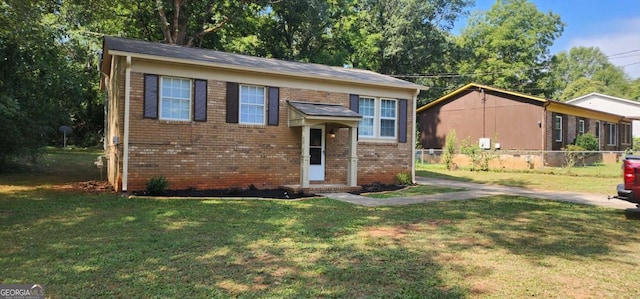 view of front of home featuring a front lawn