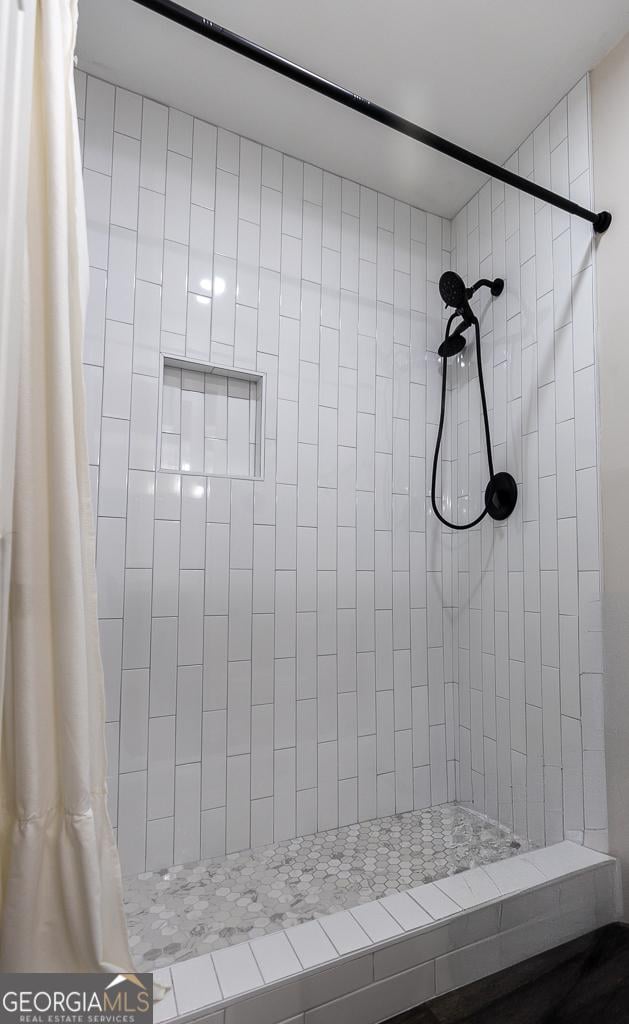 bathroom featuring a shower with shower curtain