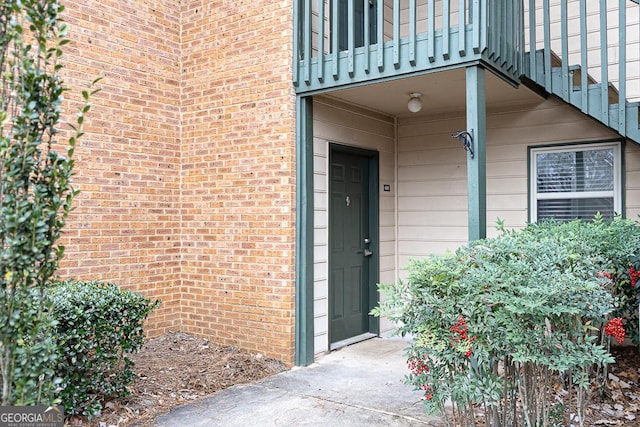 property entrance featuring a balcony