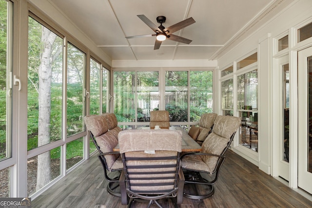 sunroom with ceiling fan