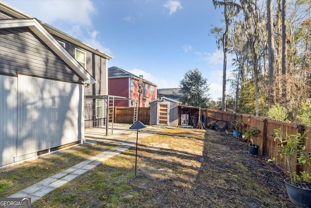 view of yard featuring a storage shed