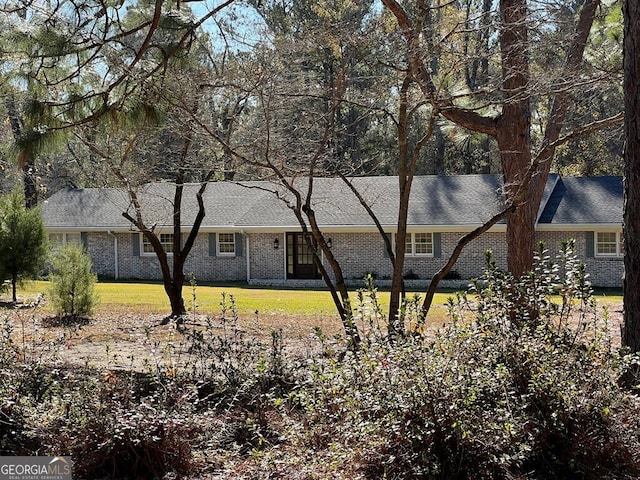 view of front of house with a front lawn