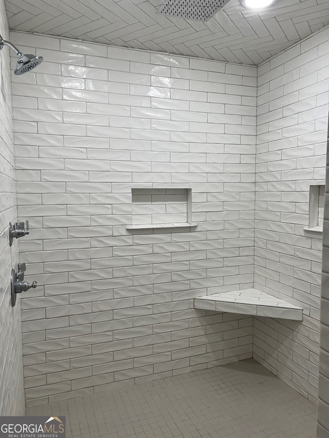 bathroom featuring a tile shower