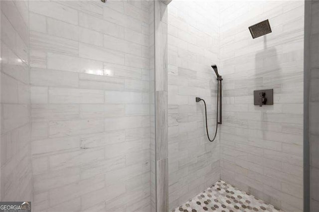 bathroom featuring tiled shower