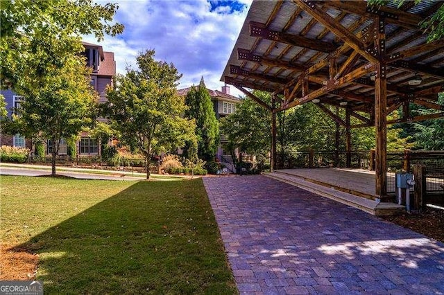 view of property's community featuring a lawn