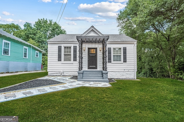 view of front of home featuring a front yard