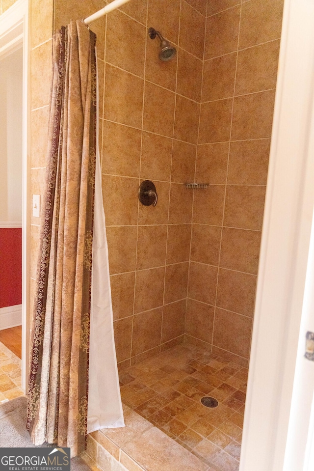 bathroom featuring a shower with shower curtain