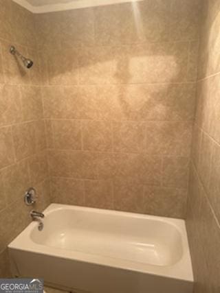 bathroom with tiled shower / bath combo