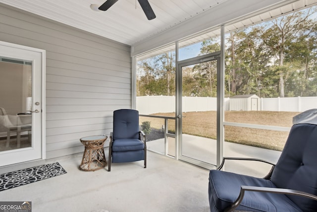 sunroom with ceiling fan