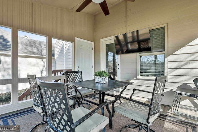 sunroom with ceiling fan