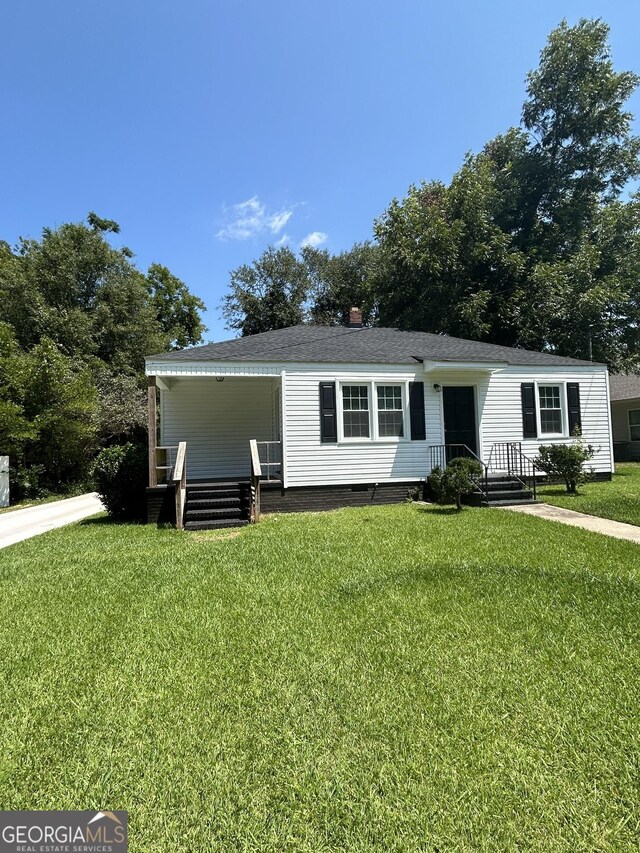 view of front of property featuring a front yard