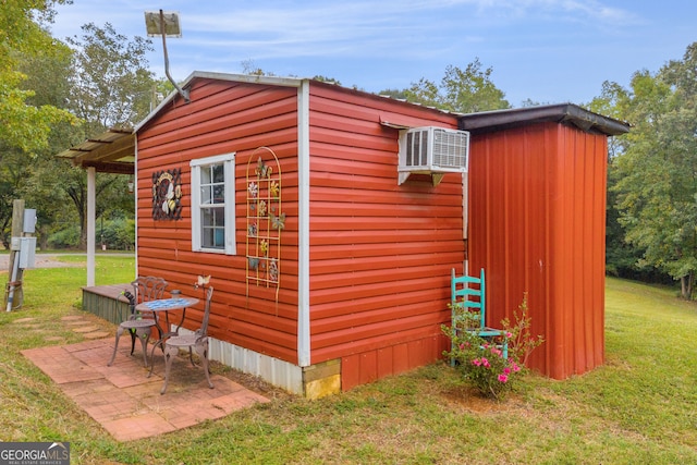 view of outdoor structure featuring a yard