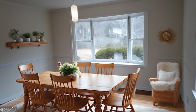 dining room featuring light hardwood / wood-style floors and ornamental molding