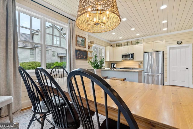 dining room with a notable chandelier