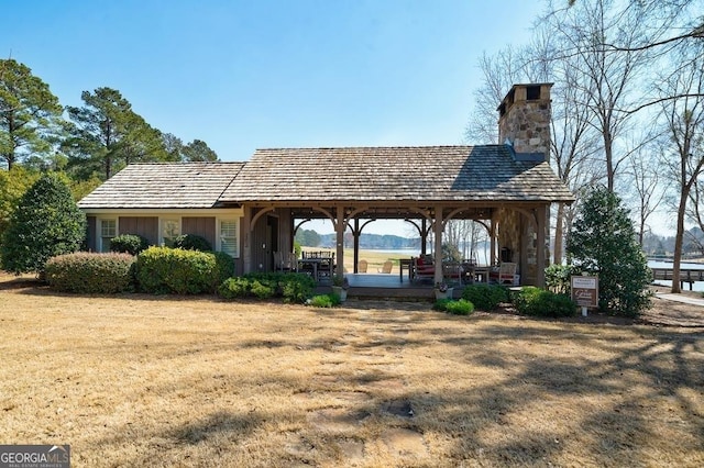 view of property's community featuring a yard