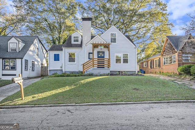 view of front of house with a front lawn